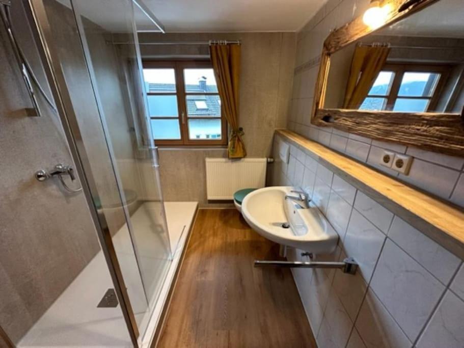 Charmante Farbenfrohe Wohnung Fuer Zwei Фишбахау Екстериор снимка
